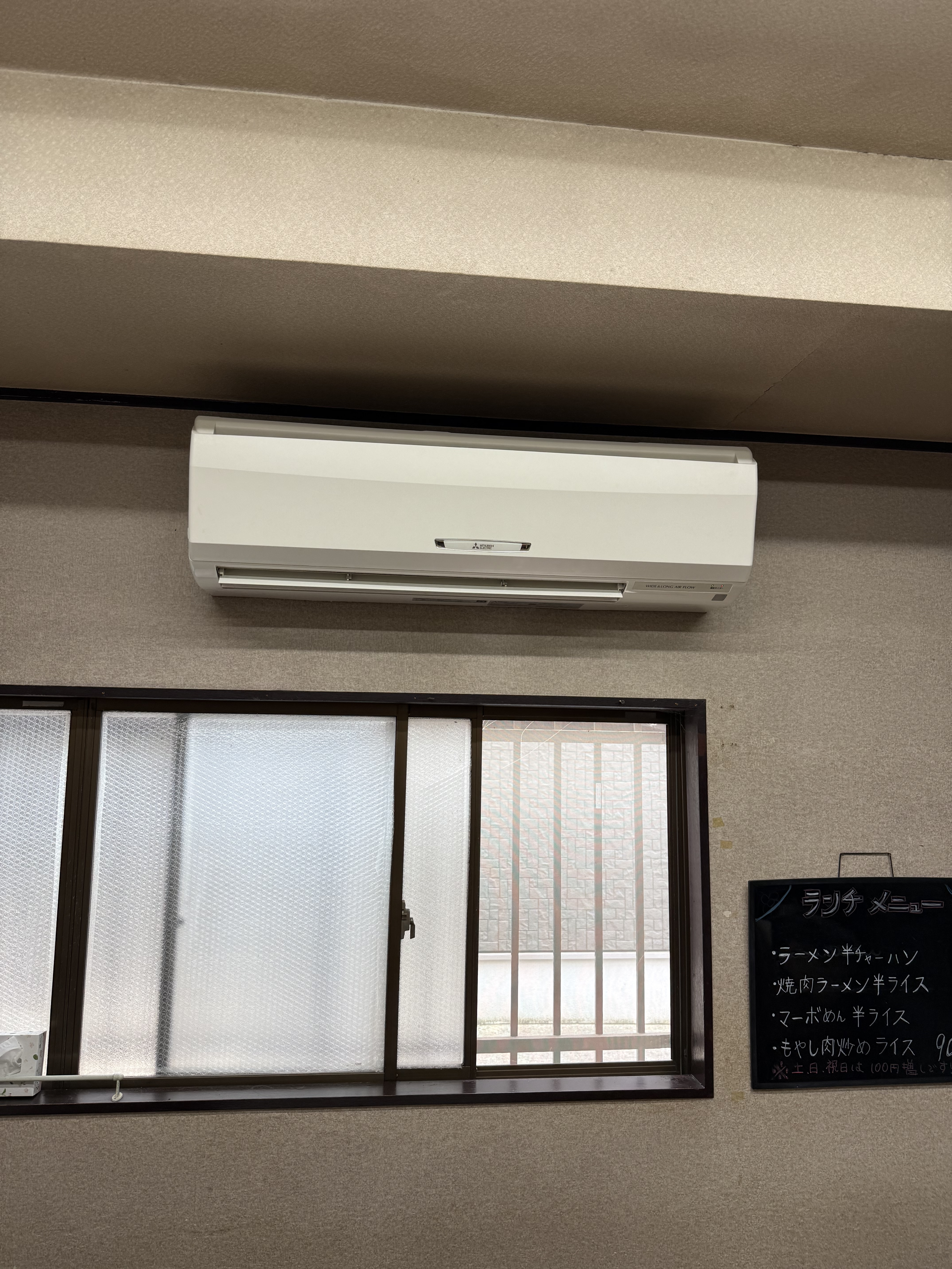 千葉県四街道市の業務用壁掛けエアコンの作業前2