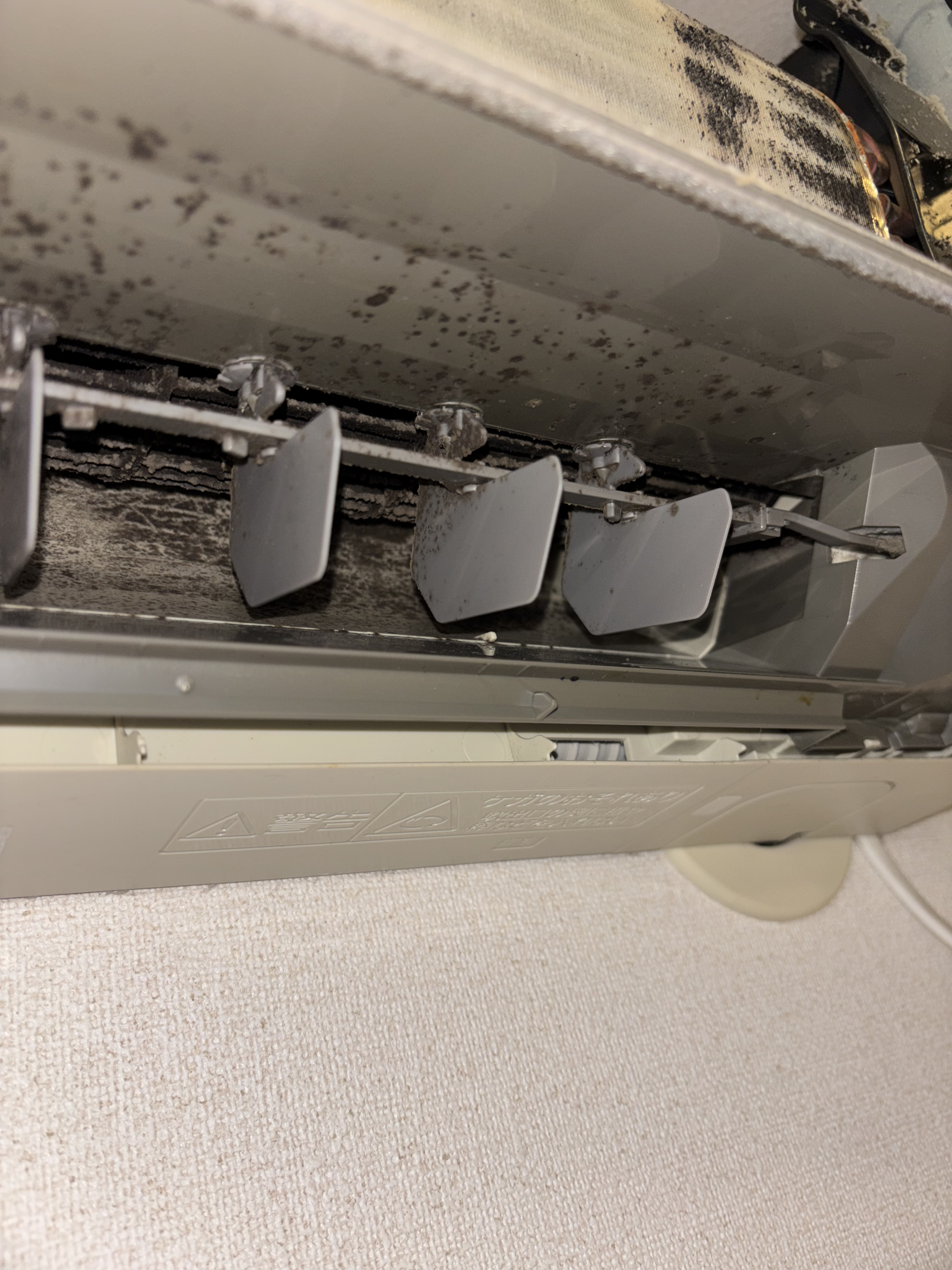 神奈川県横浜市旭区のお掃除機能付きエアコンの作業前1