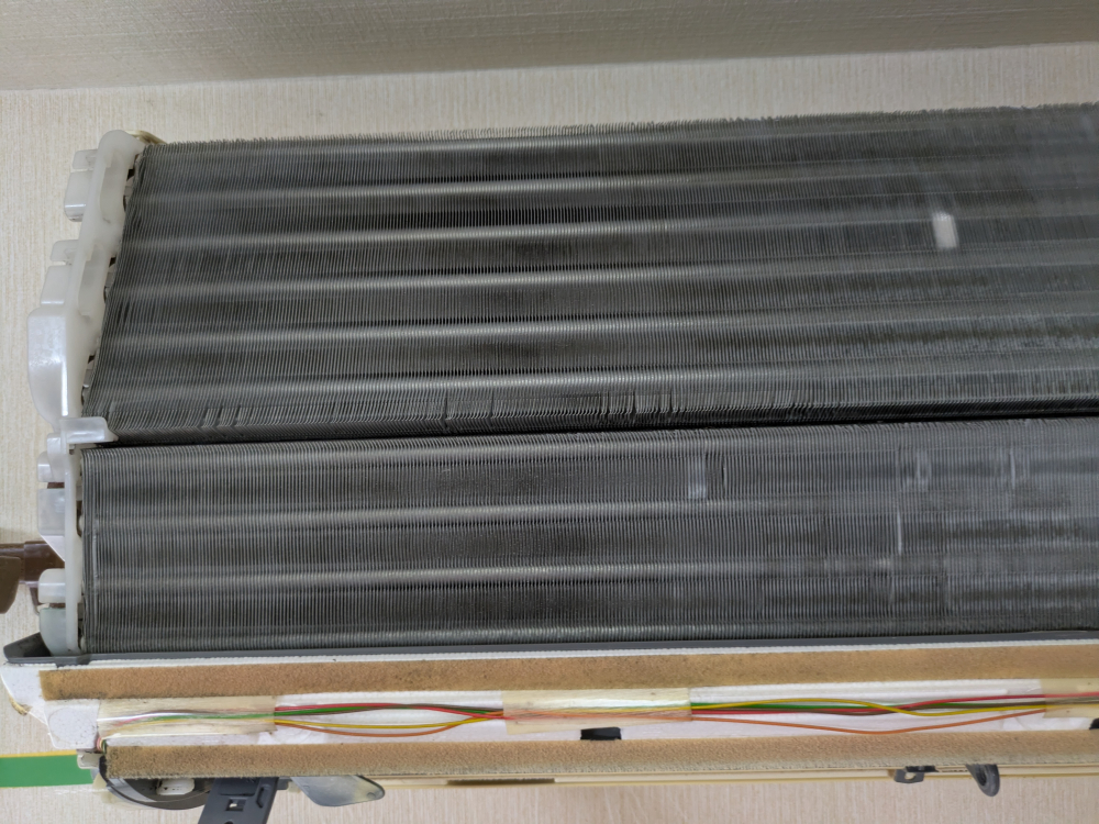 埼玉県上尾市瓦葺の壁掛けエアコンの作業前2