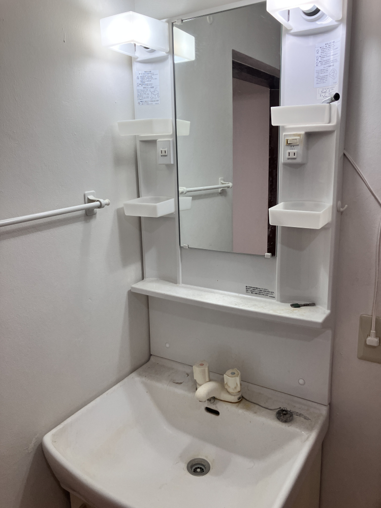 福岡県太宰府市の洗面所クリーニングの作業前1