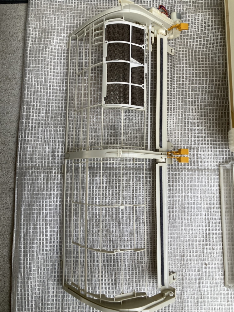 大阪府東大阪市日下町のお掃除機能付きエアコンの作業前2