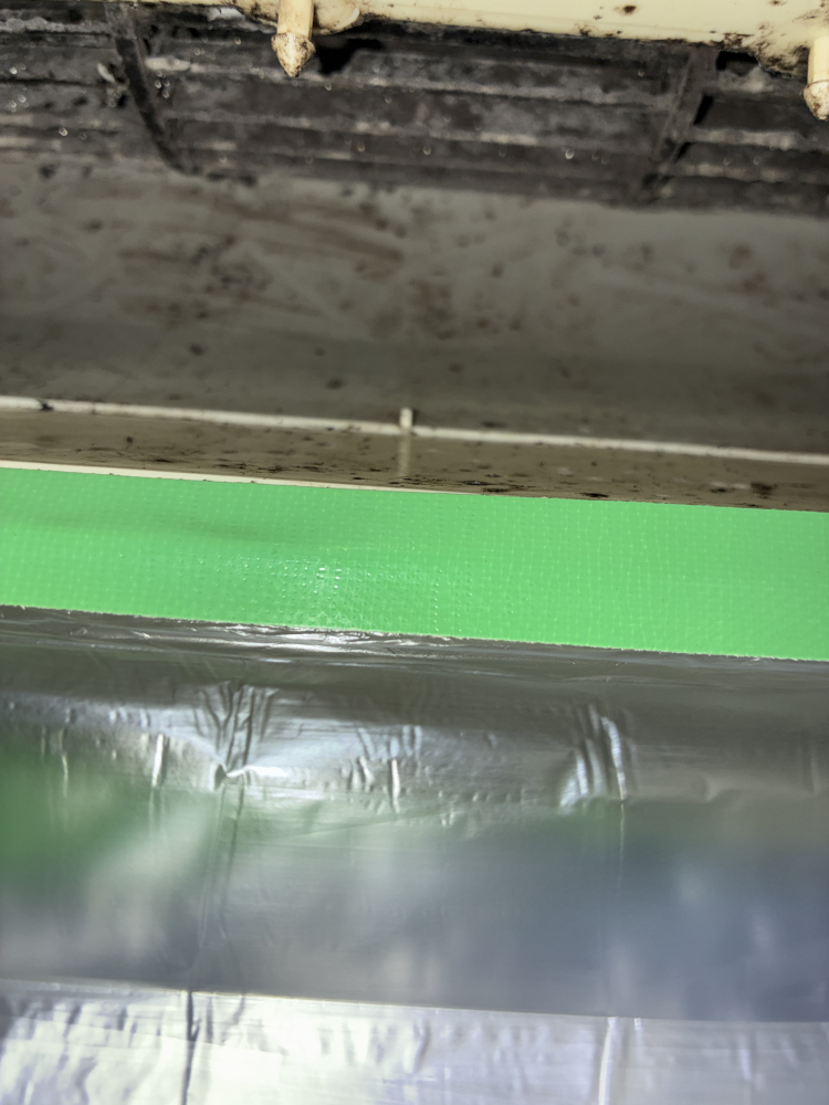 大阪府東大阪市新鴻池のお掃除機能付きエアコンの作業前1