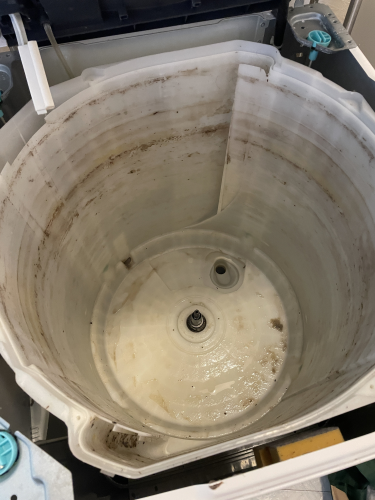 茨城県牛久市の洗濯機分解クリーニングの作業前2