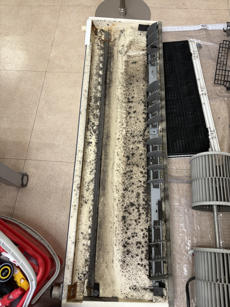 神奈川県横浜市青葉区市ヶ尾町の業務用天井吊りエアコンの作業前1