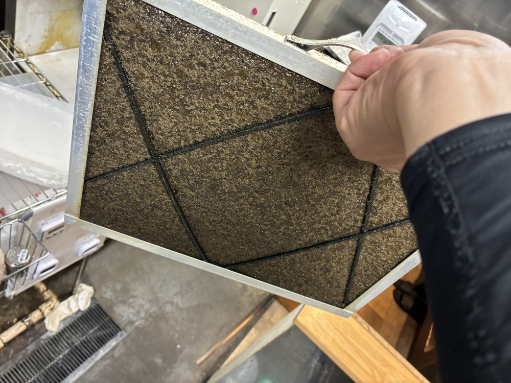 茨城県取手市取手の業務用天井吊りエアコンの作業前3