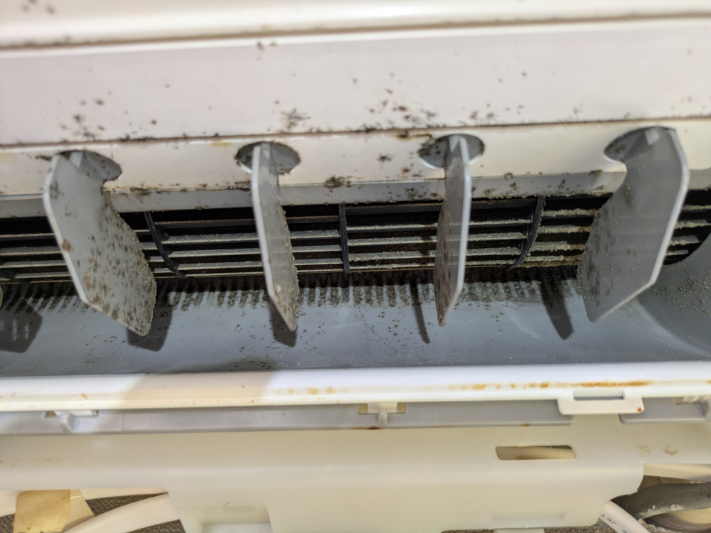 埼玉県幸手市下川崎のお掃除機能付きエアコンの作業前2