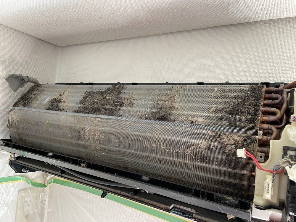 愛知県名古屋市千種区茶屋ヶ坂のお掃除機能付きエアコンの作業前2