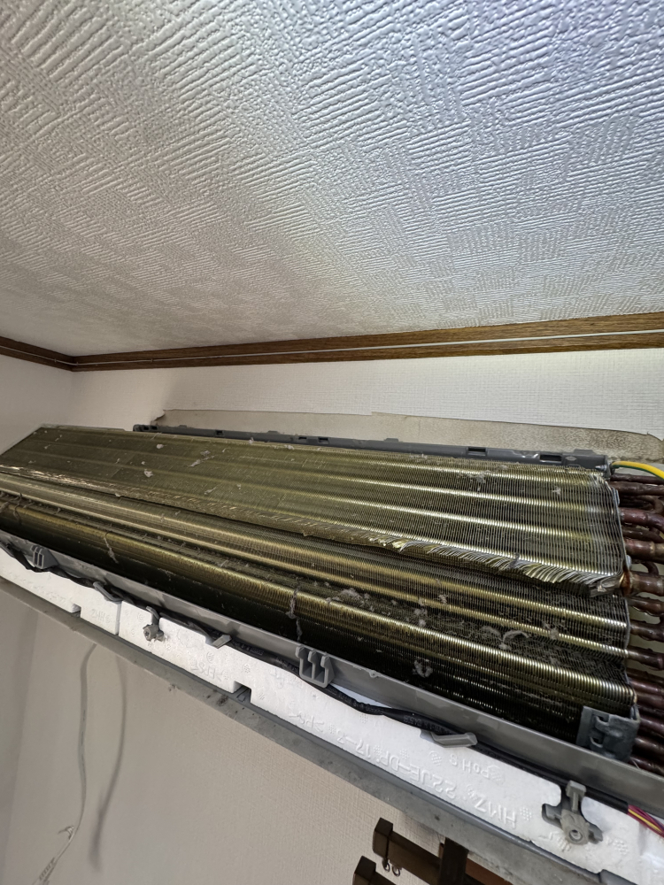 愛知県西尾市一色町のお掃除機能付きエアコンの作業前1