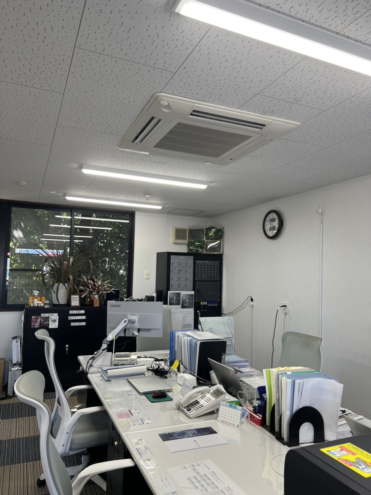 福岡県久留米市の業務用天井埋め込みエアコンの作業前1