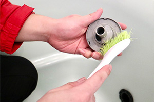 ①給湯口の金具を清掃