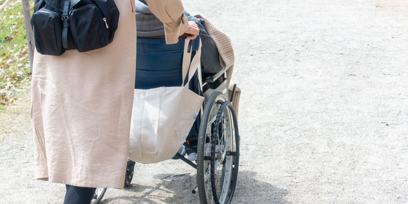 離職率が増加している原因は「転勤」と「介護離職」|転勤がない&介護と両立できる仕事にはどんなものがある?